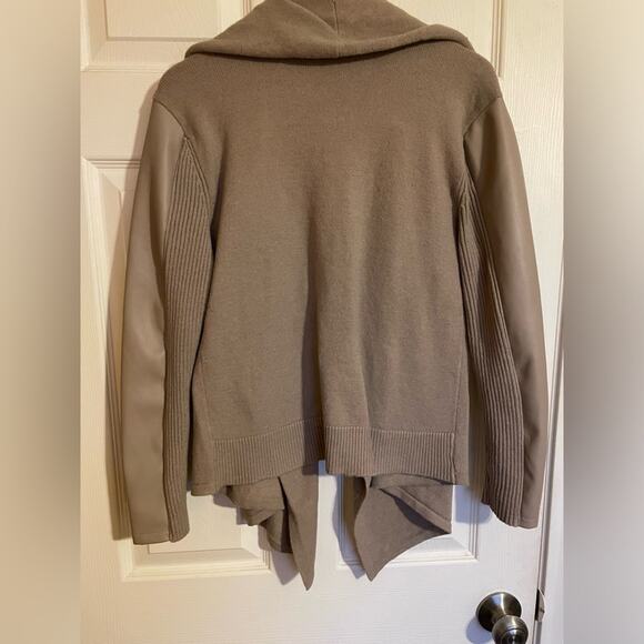 NWT Simply Vera Vera Wang Taupe Cardigan W/ Faux Leather Sleeves Small Classic - Picture 6 of 8
